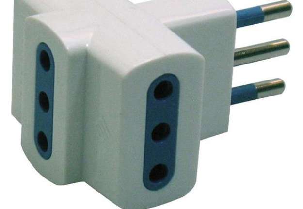 Immagine di Adattatore triplo con spina 2P+T 10A - 3 prese 10A - MKC