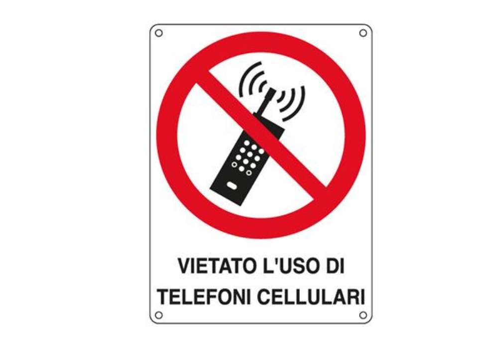 Immagine di Cartello segnalatore - 16,6x23,3 cm - VIETATO L'USO DI TELEFONI CELLULARI - alluminio - Cartelli Seg