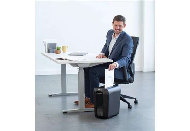 Immagine di Distruggidocumenti uso personale Fellowes LX65 taglio a frammenti 4x40 mm nero - 4400701